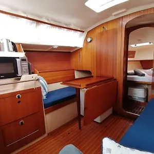  Botel Cozy Sailboat In Barcelona!! No Showers