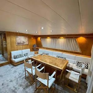 Hotel en barco Yate Aloha, Sant Adrià de Besòs