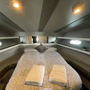 Hotel en barco Confortable Yatch, Sant Adrià de Besòs